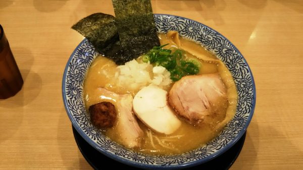 鎌田で食べたラーメン。味は・・・。どうりでお客が少ないわけだ((+_+))